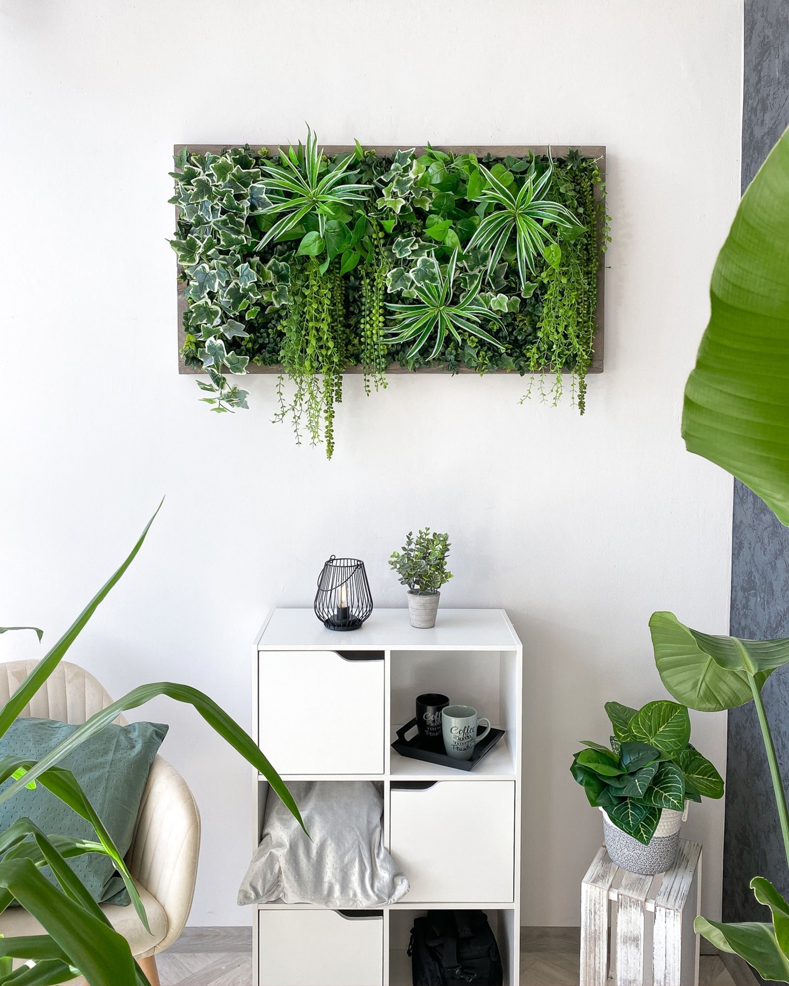Pflanzenwand Bogota – Realtouch im Fichtenholzrahmen