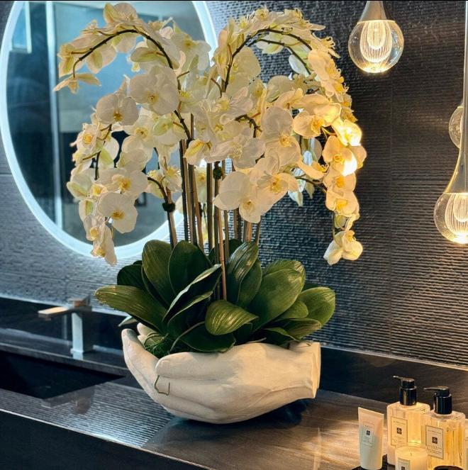 Phalaenopsis Skulptur Offene Hände – Realtouch Orchideen-Arrangement