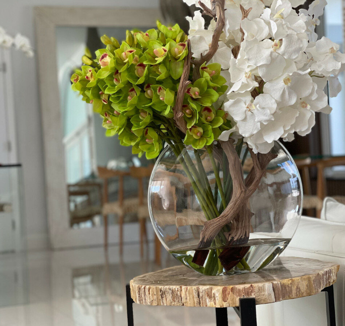 Moon Vase Vandas Cymbidien – Florales Kunst-Arrangement