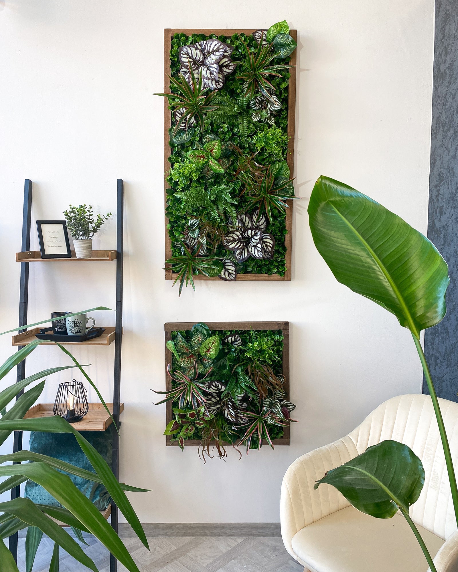 Pflanzenwand Sorna – Realtouch im Fichtenholzrahmen