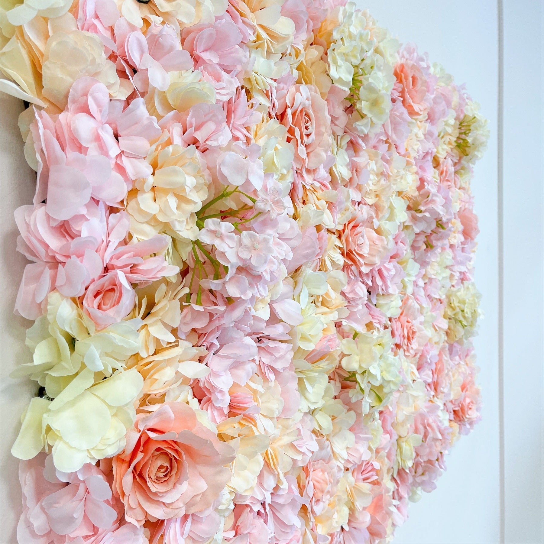 Blumenwand Creamy Cupcake – Realtouch-Blütenwand